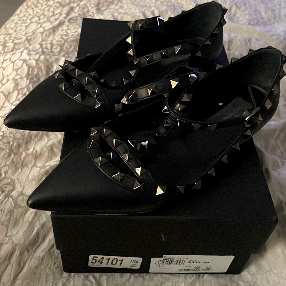 Pre loved 🥰 Classic black Valentino Garavani Noir studded flats.